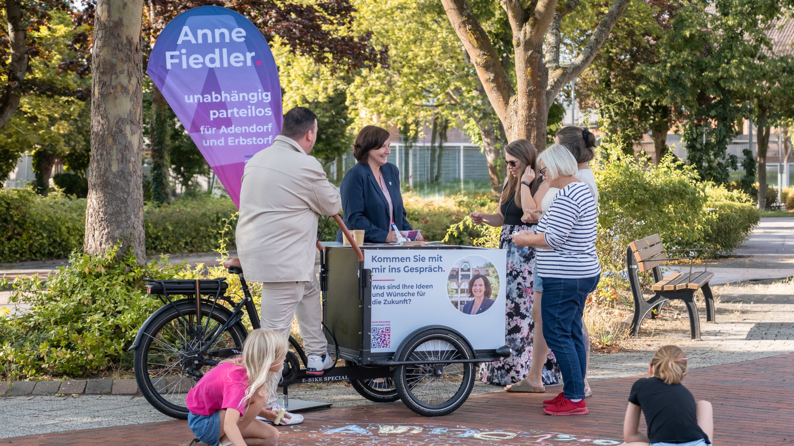 Anne Fiedler im Gespräch am mobilen Wahlkampfstand mit Lastenrad