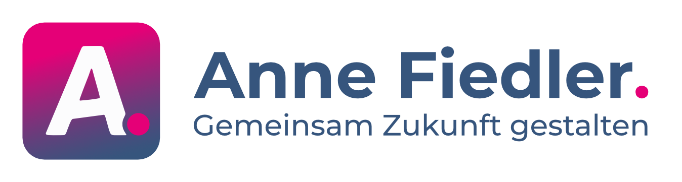 Logo für Anne Fiedler. Signet mit weißen A mit magenta Punkt auf Farbverlauf von Magenta zu Dunkelblau. Claim: Gemeinsam Zukunft gestalten